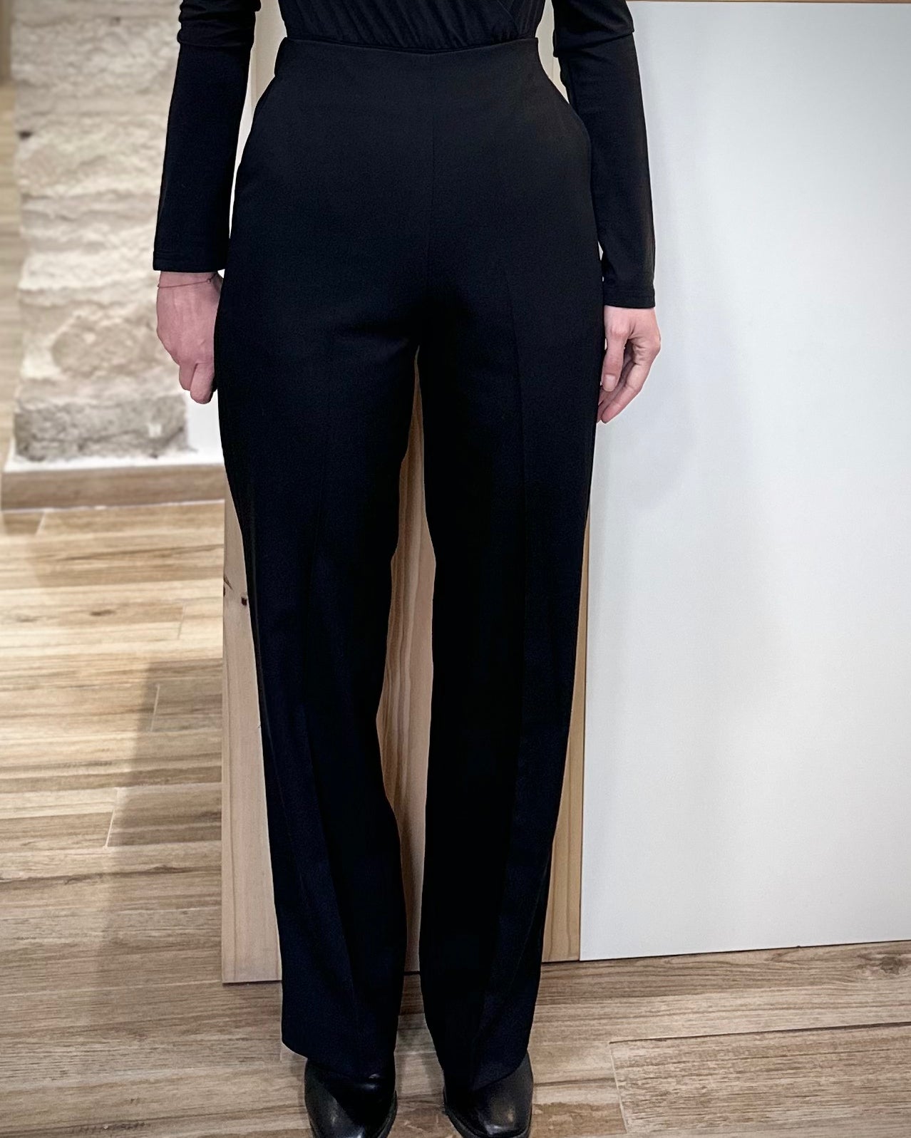 Pantalon fluide noir à taille haute, coupe droite