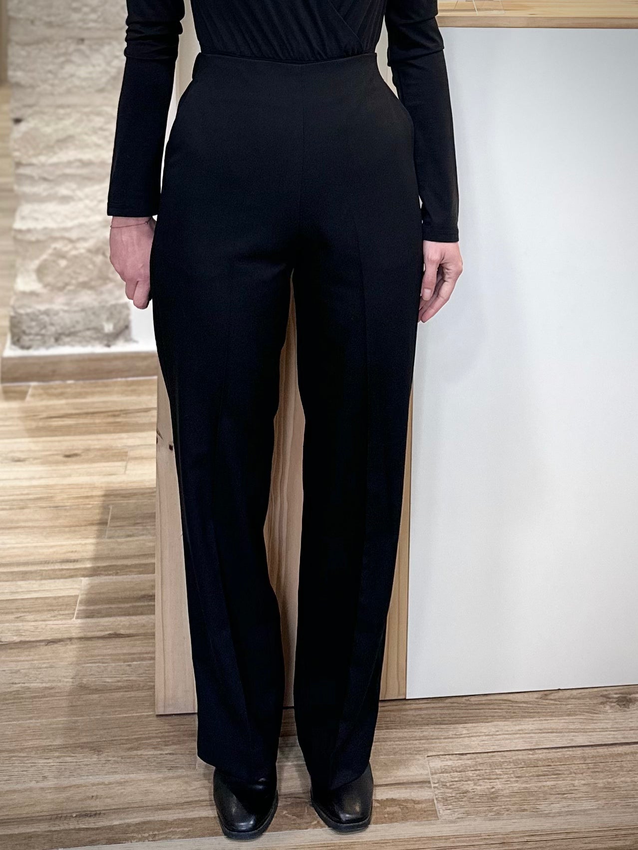 Pantalon fluide noir à taille haute, coupe droite