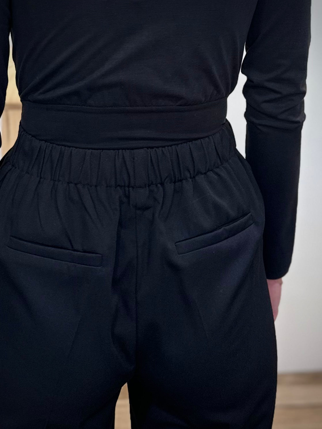 Fausses poches passepoilées à l’arrière du pantalon noir