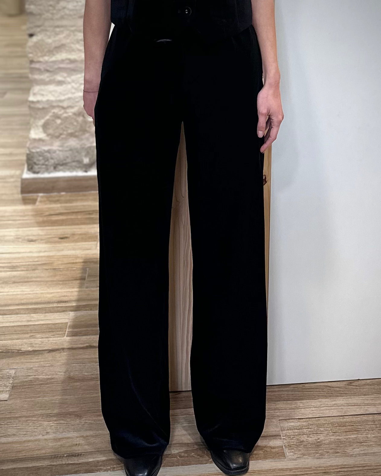 Pantalon noir en velours, coupe droite et taille haute