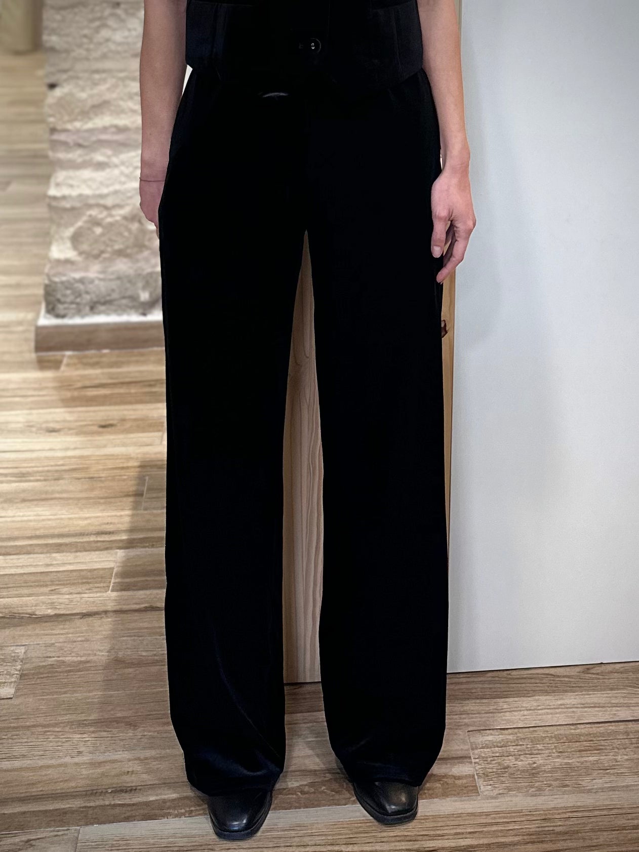 Pantalon noir en velours, coupe droite et taille haute