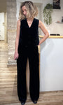 Femme portant un pantalon tailleur velours noir TIGER