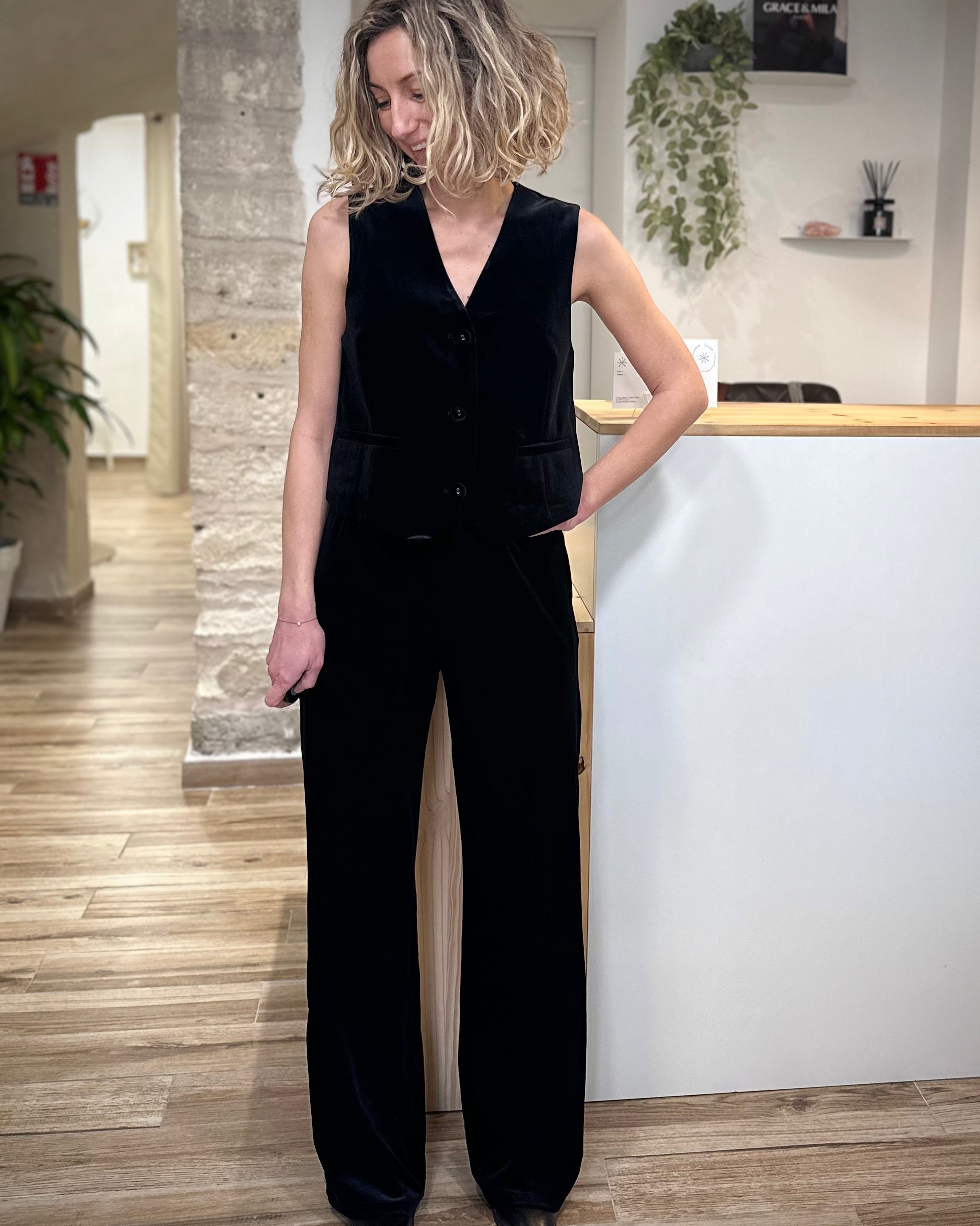 Femme portant un pantalon tailleur velours noir TIGER