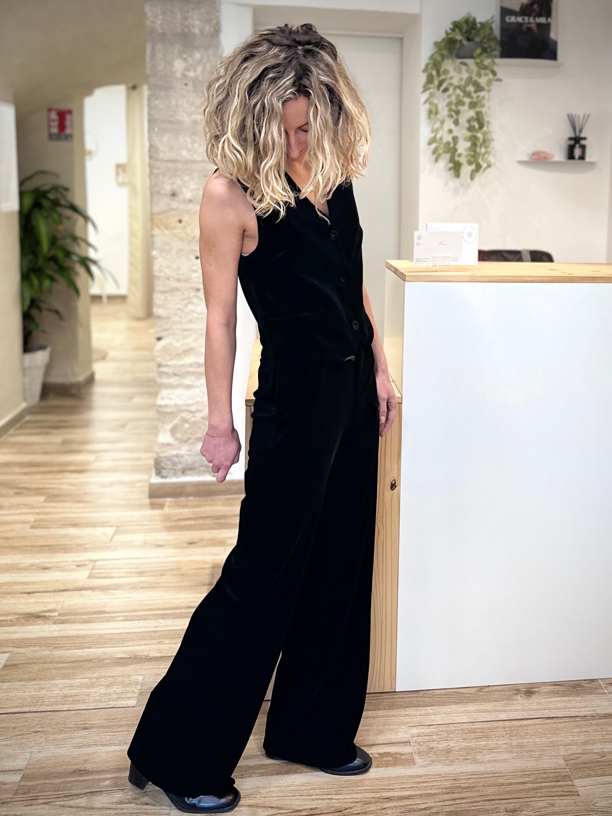 Pantalon tailleur noir porté avec gilet de costume TOTEM