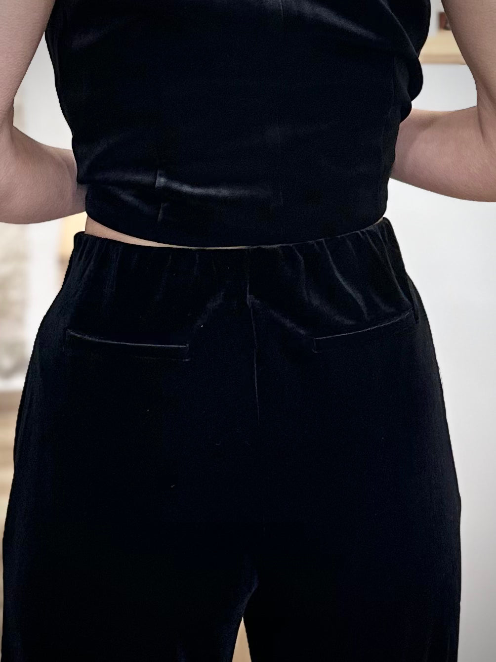 Poches passepoilées au dos du pantalon noir