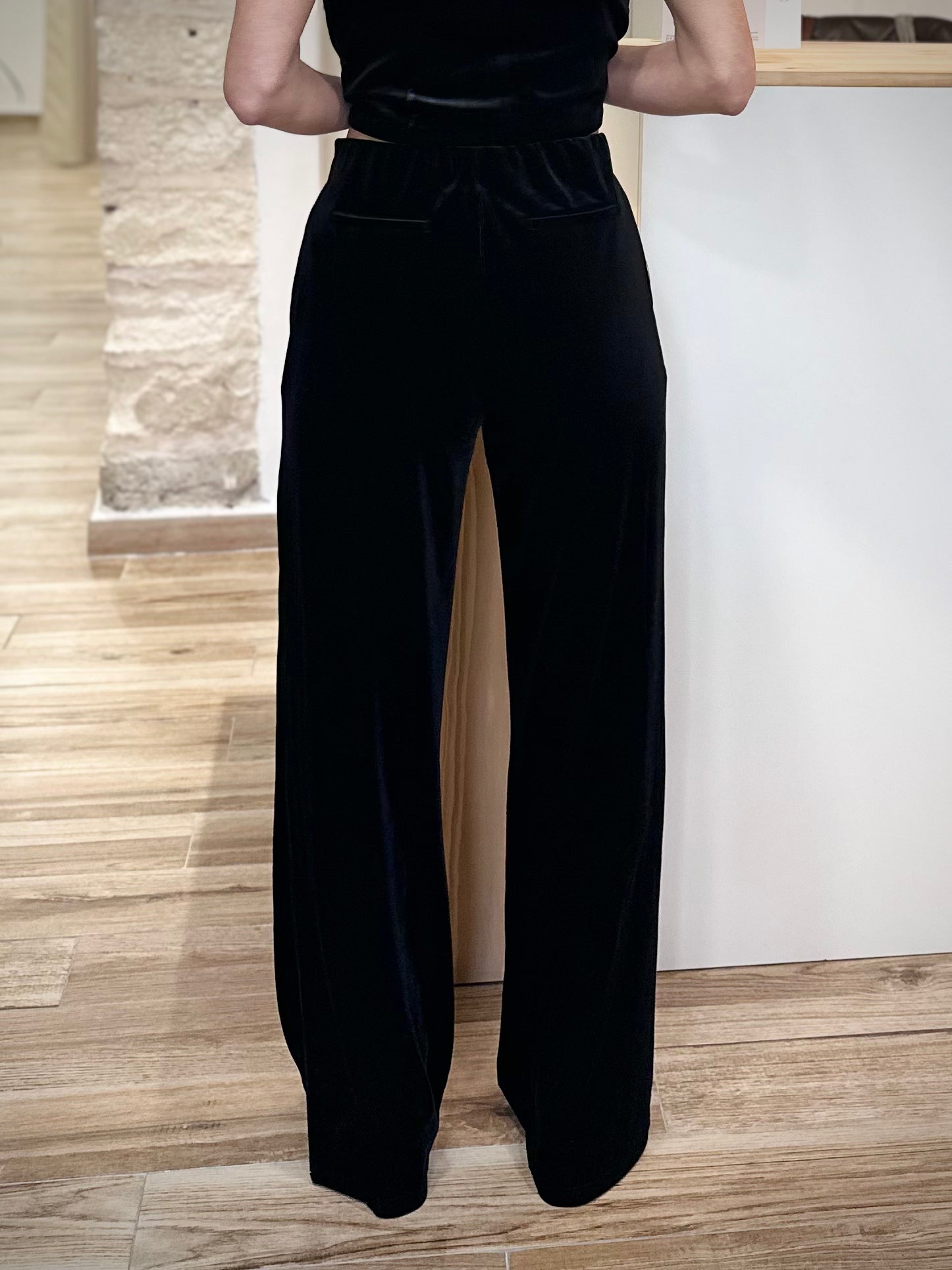 Pantalon noir fluide et structuré à la fois de dos