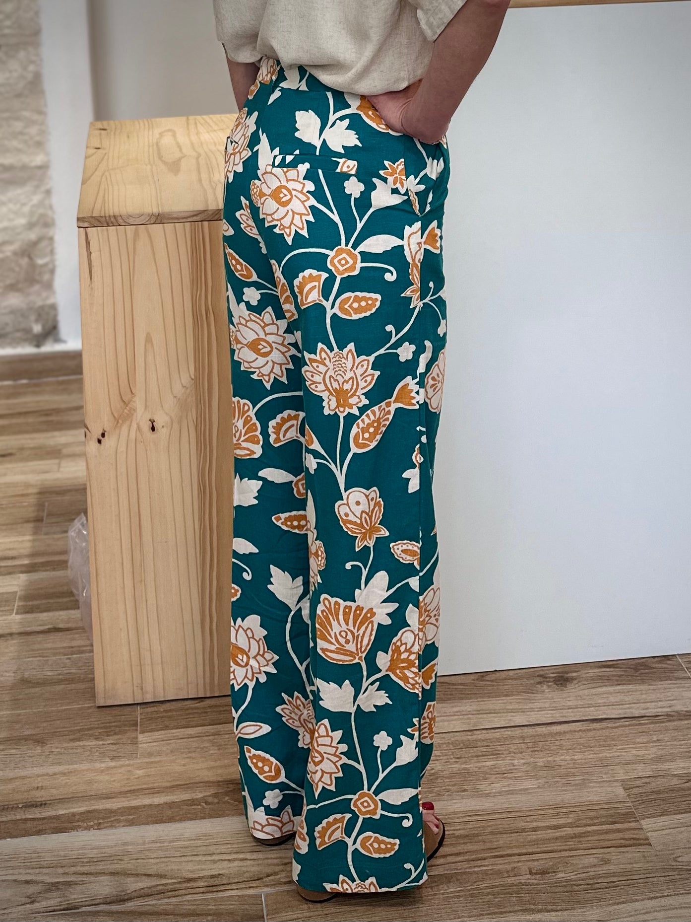 Pantalon élégant femme en matière naturelle léger de profil