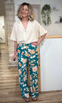 Femme portant un pantalon large floral vert taille haute 