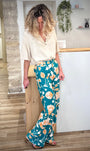 Silhouette femme pantalon large bohème chic floral 