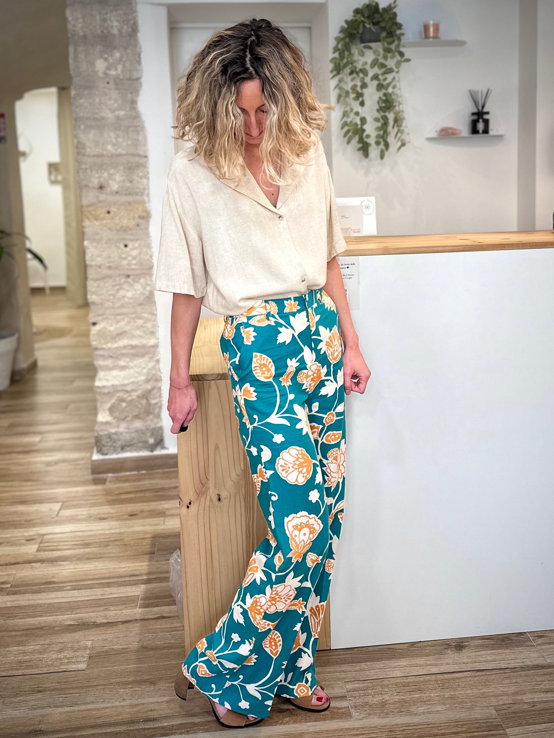 Silhouette femme pantalon large bohème chic floral 