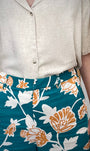Détail pantalon femme taille haute plis marqués 