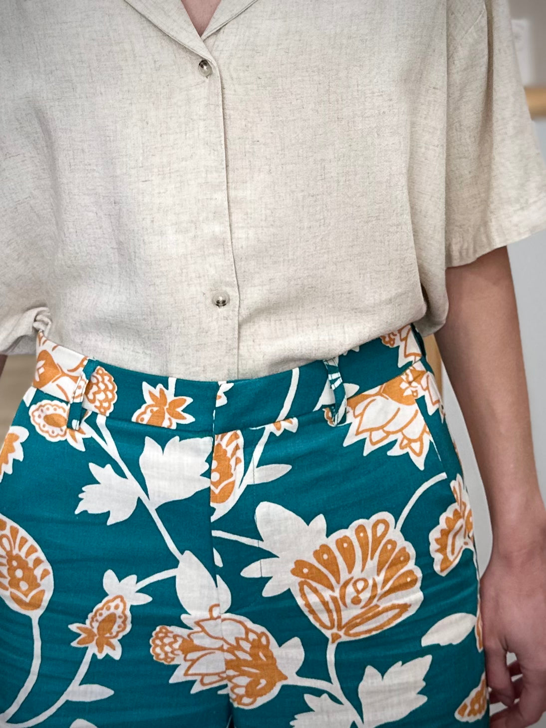 Détail pantalon femme taille haute plis marqués 