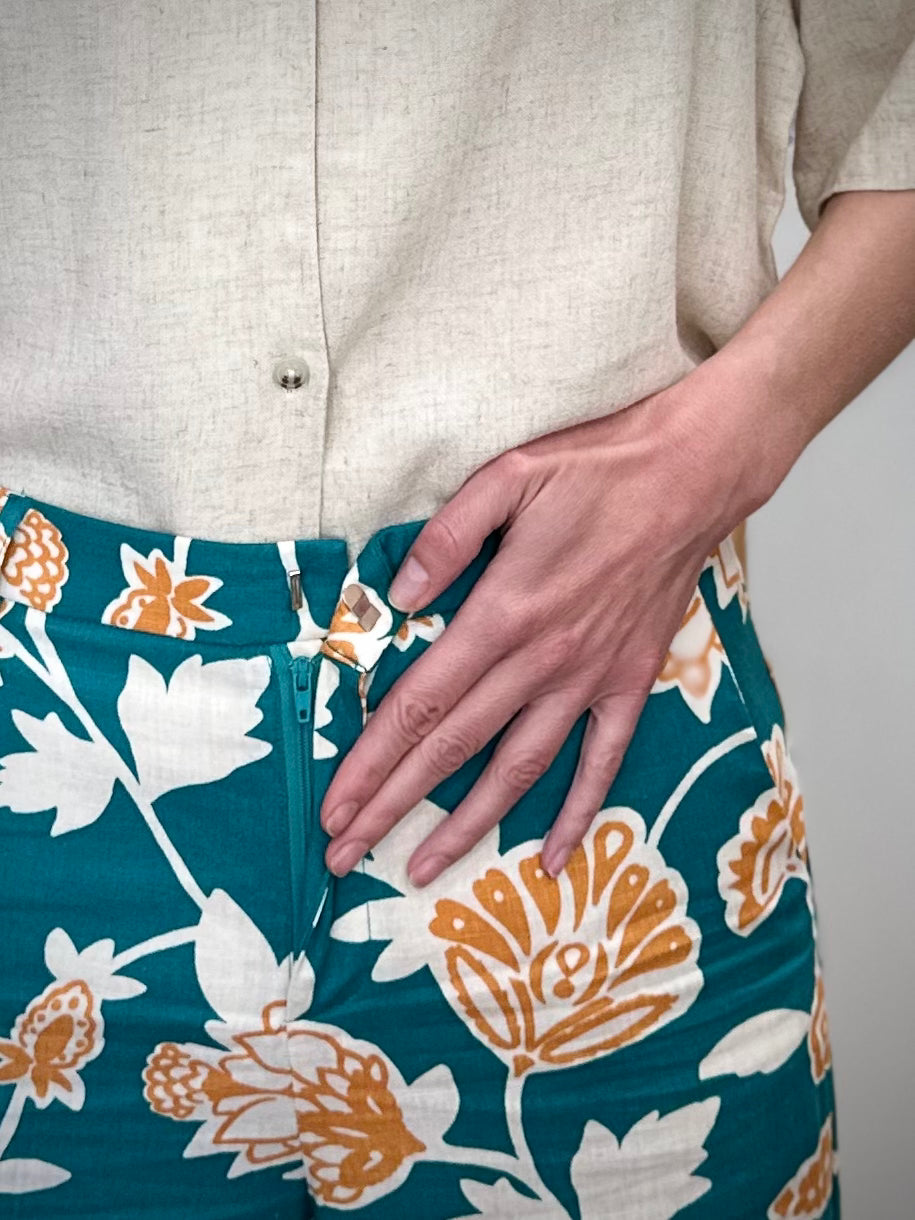 Zoom sur fermeture pantalon crochet et zip 