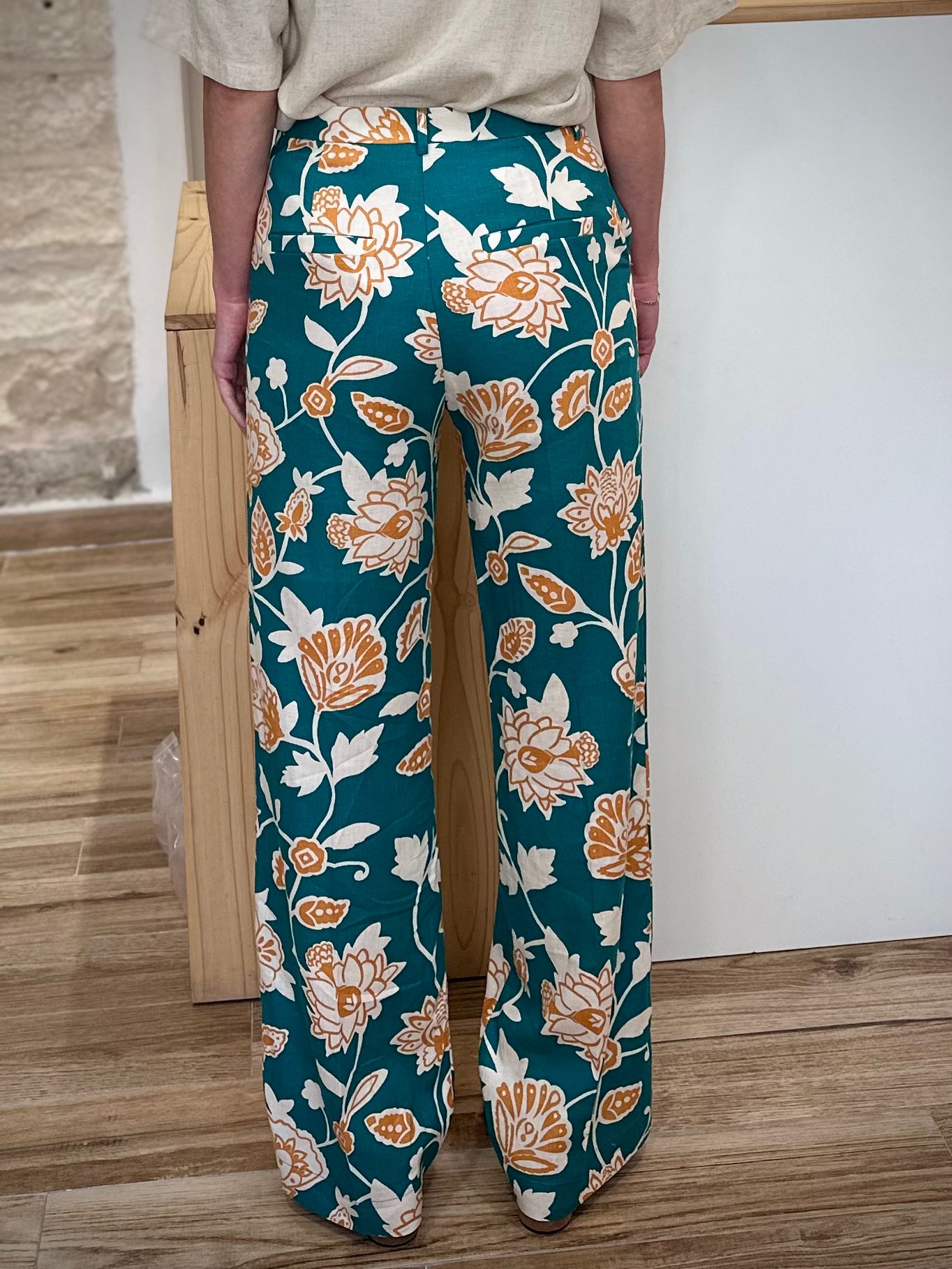 Pantalon bohème chic vert jambes larges de dos