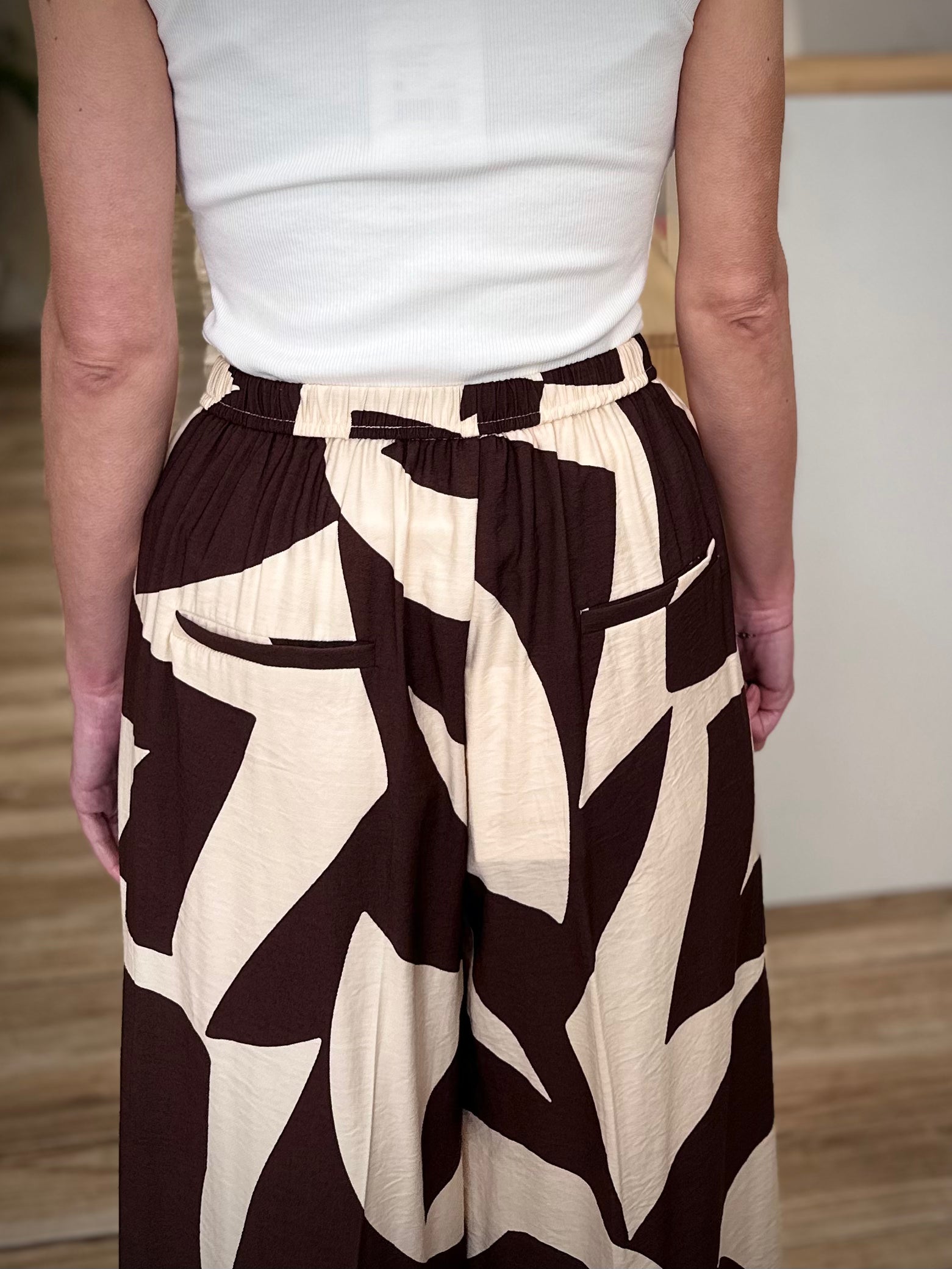Détail poches arrières pantalon veni femme