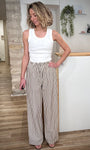 Femme portant pantalon large à rayures mocha