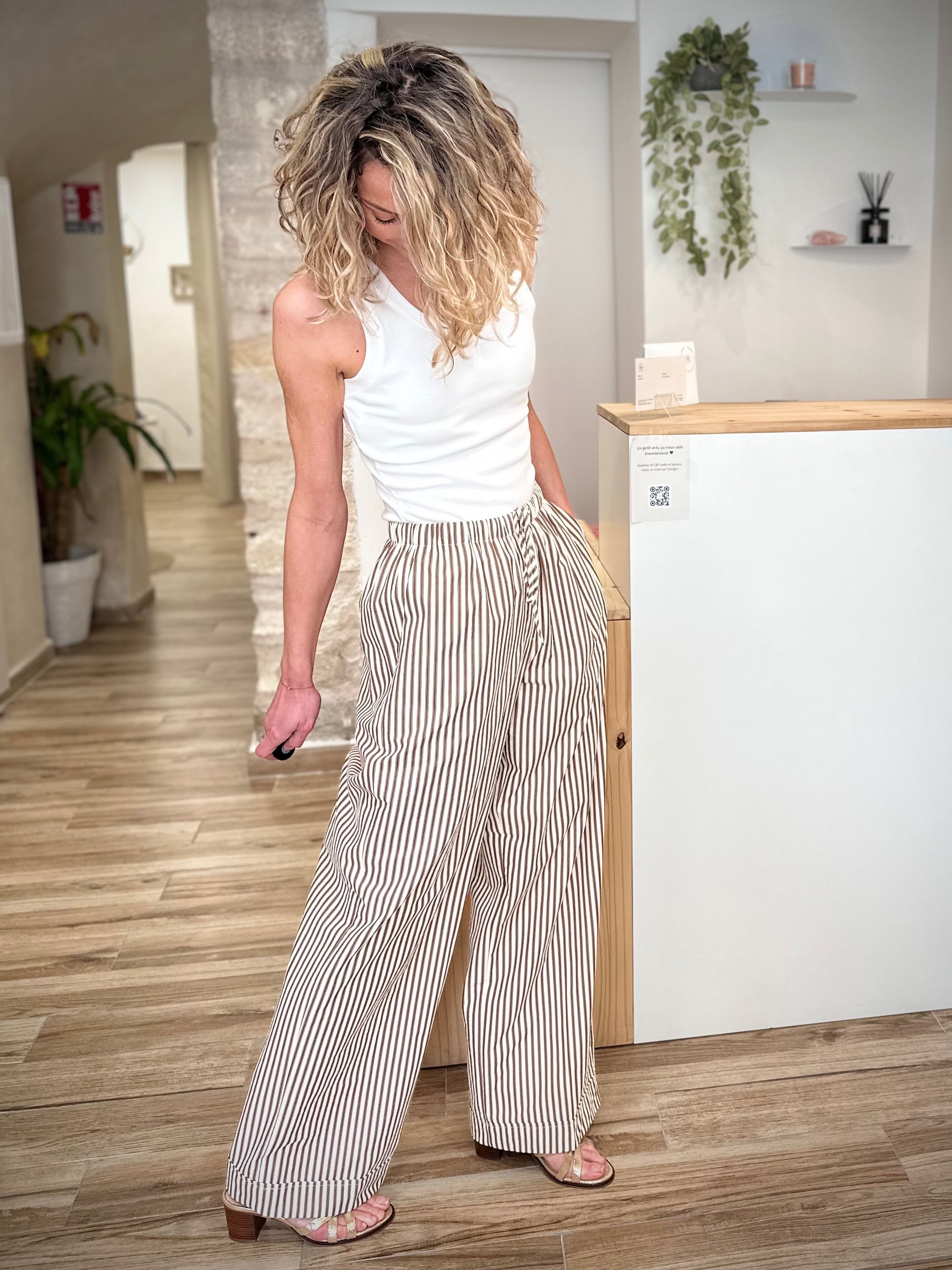 Pantalon large femme silhouette allongée