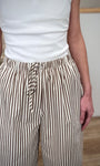 Détail fausse braguette pantalon rayé femme