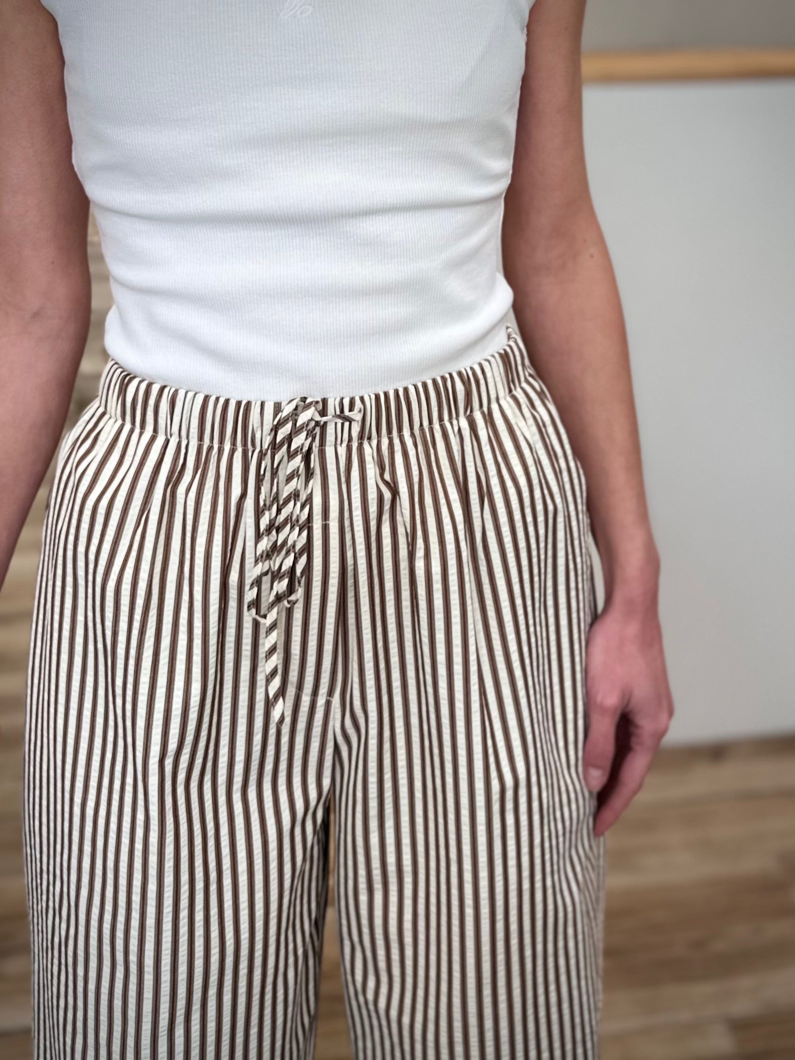 Détail fausse braguette pantalon rayé femme