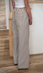 Pantalon casual chic femme coupe droite large de profil