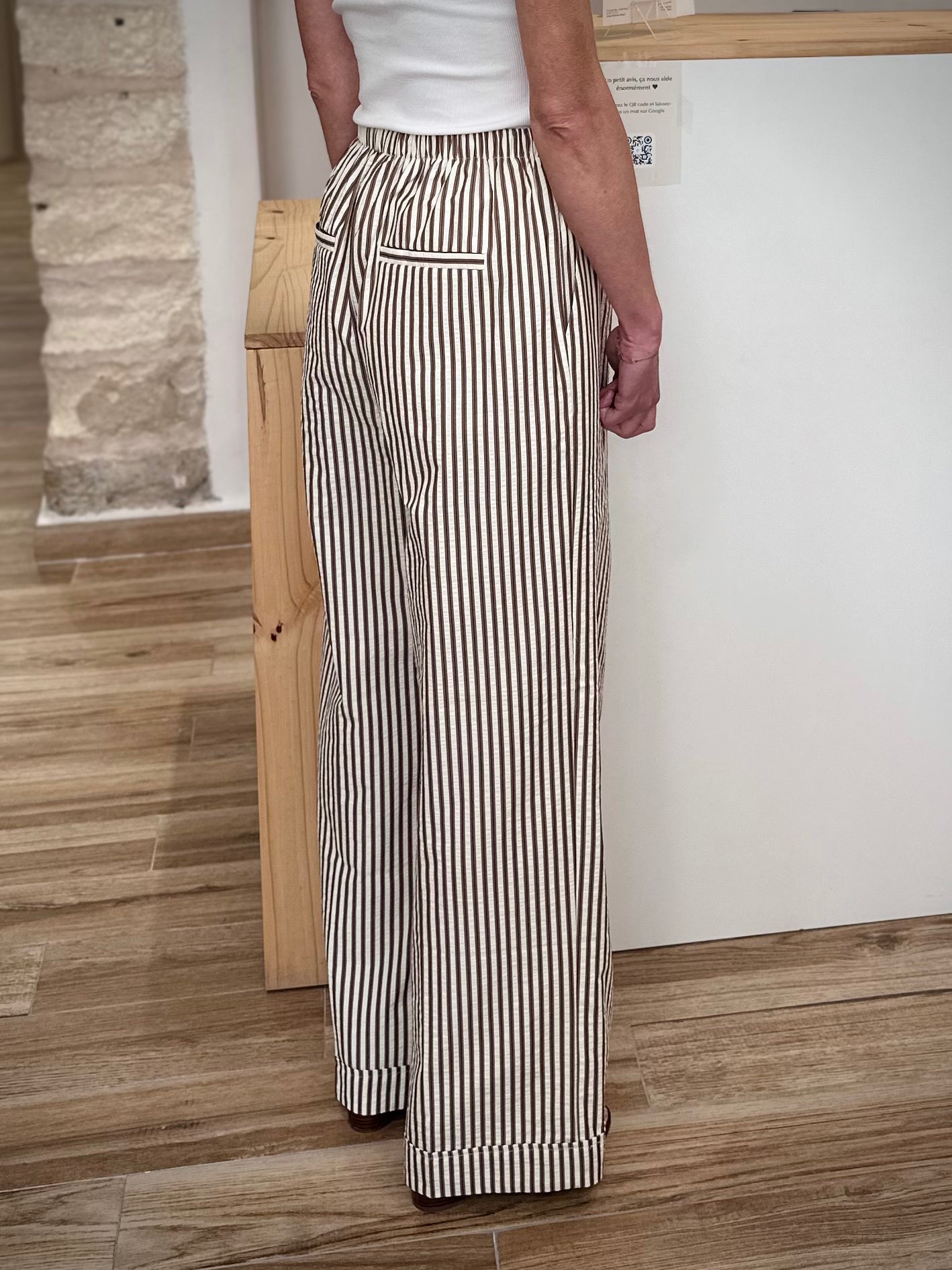 Pantalon casual chic femme coupe droite large de profil