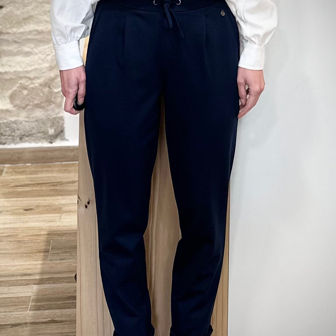 Pantalon femme bleu marine vu de face avec coupe fuselée
