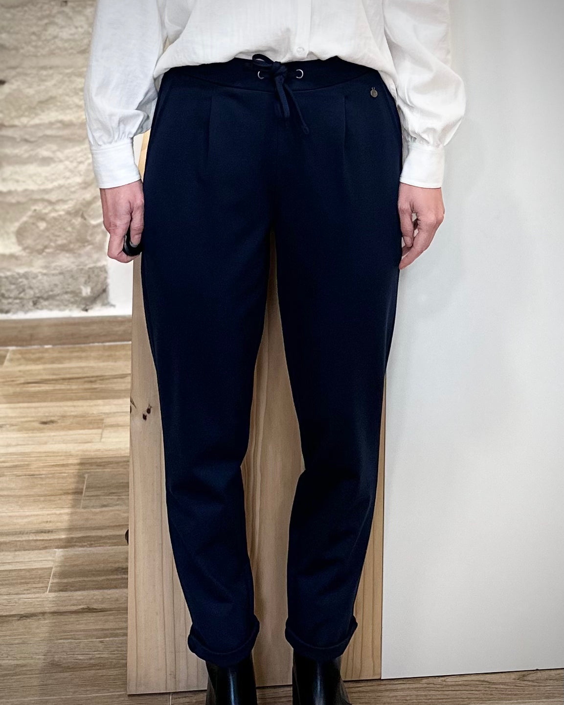 Pantalon femme bleu marine vu de face avec coupe fuselée