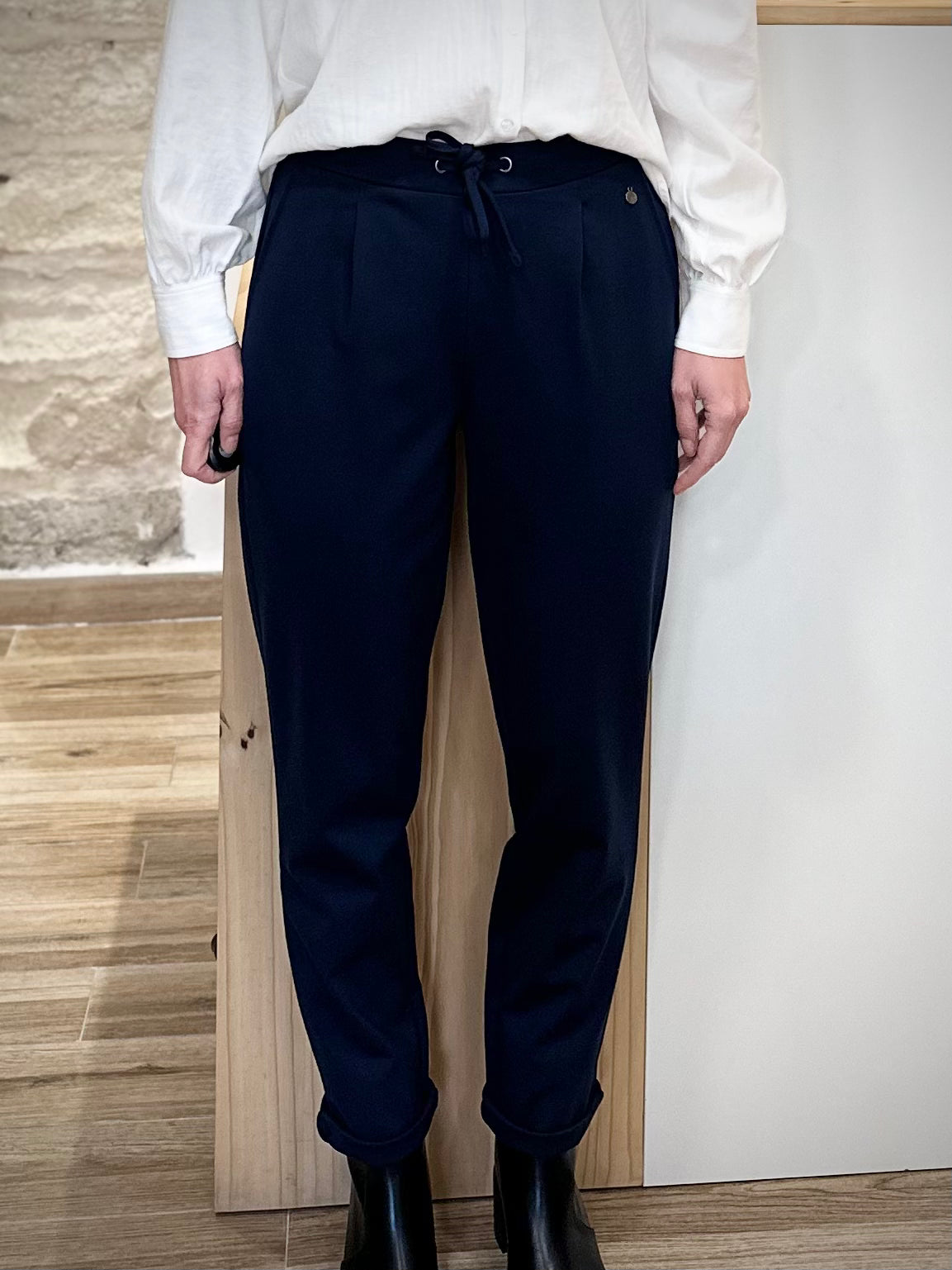 Pantalon femme bleu marine vu de face avec coupe fuselée