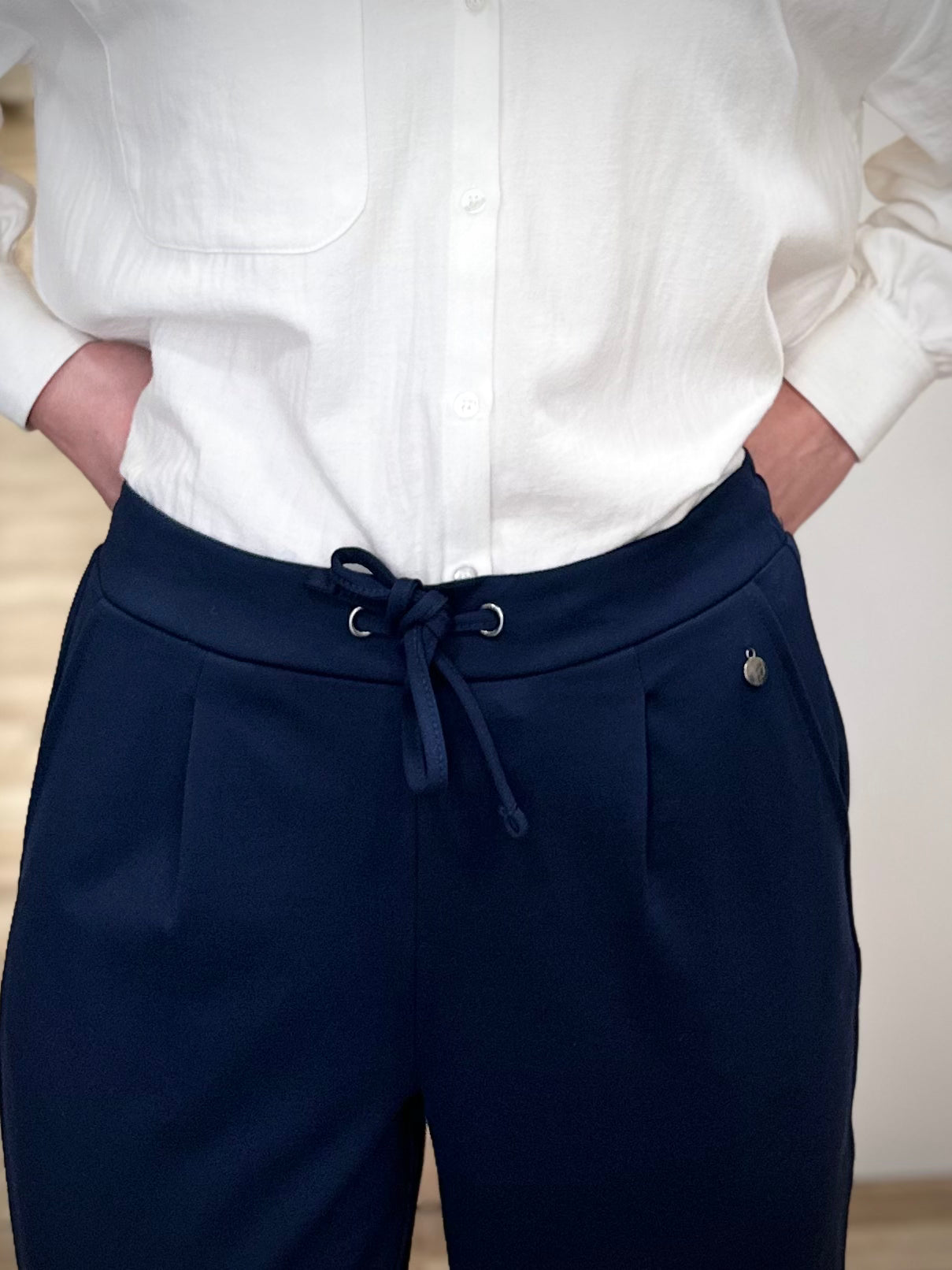 Cordon ajustable ton sur ton sur pantalon femme