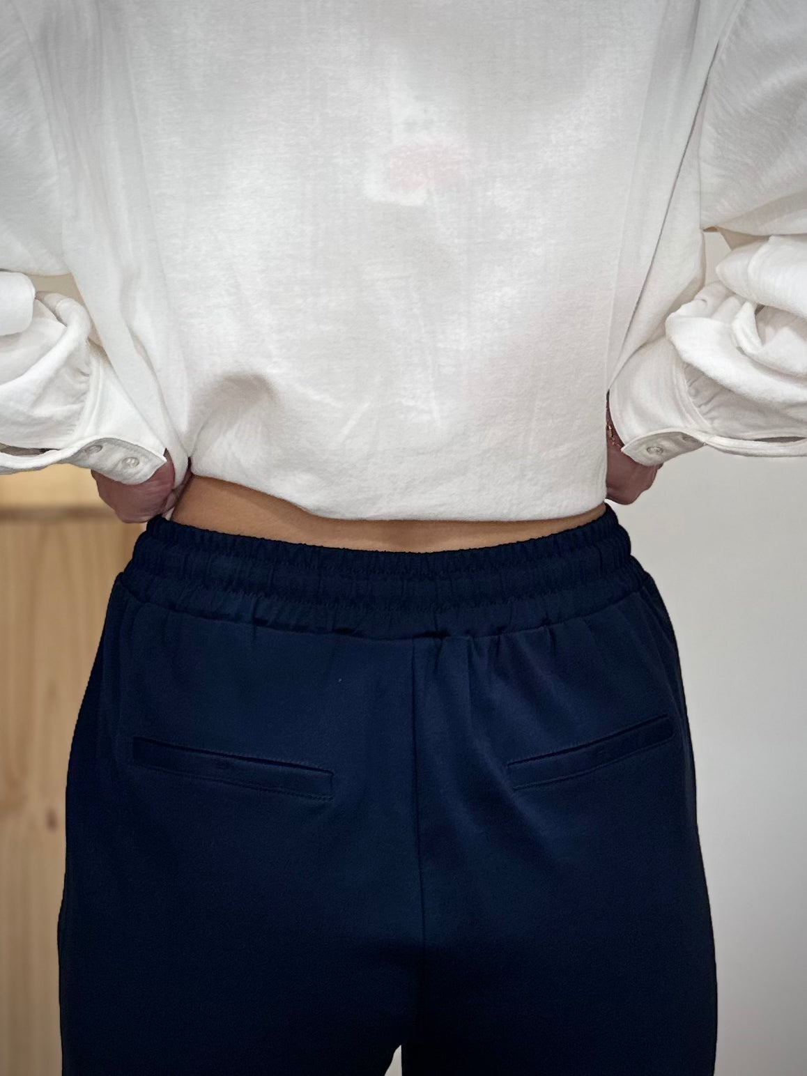 Détail de la taille élastiquée au dos du pantalon bleu marine