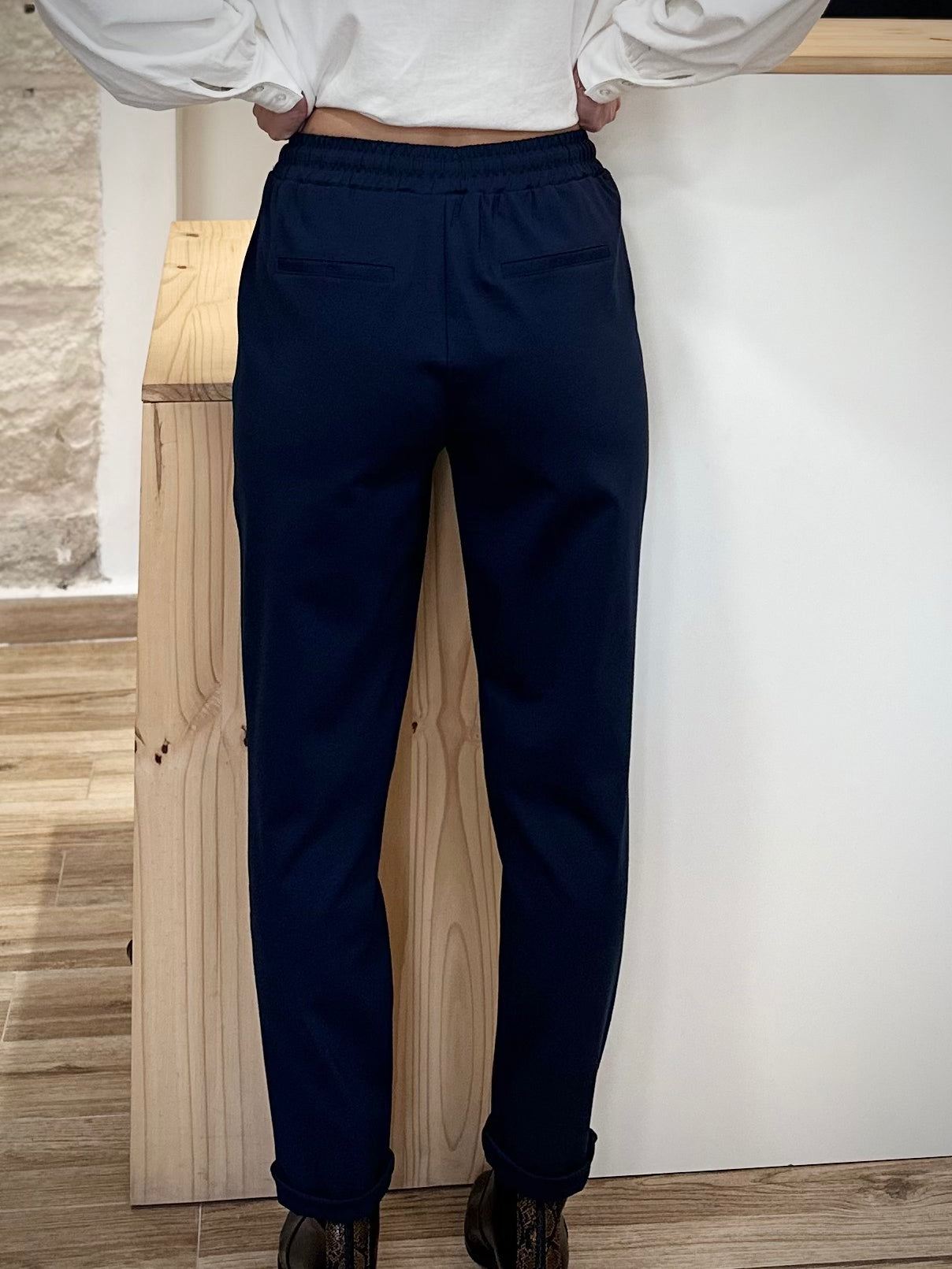 Jambe fuselée du pantalon bleu marine femme