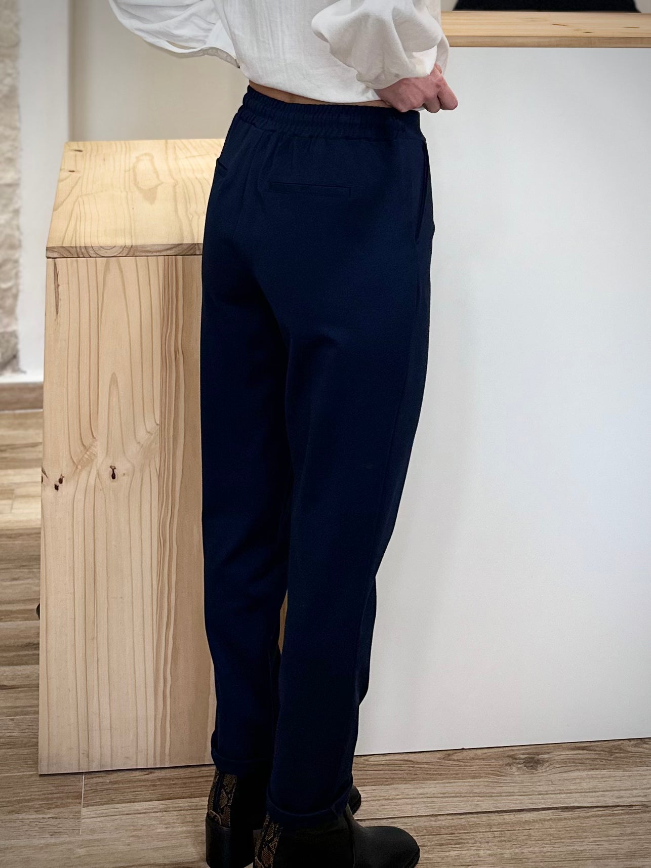 Silhouette en pantalon chic bleu marine