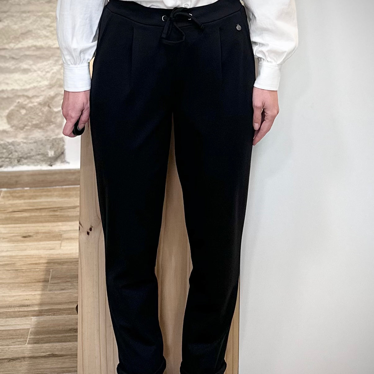 Pantalon femme noir coupe regular vu de face