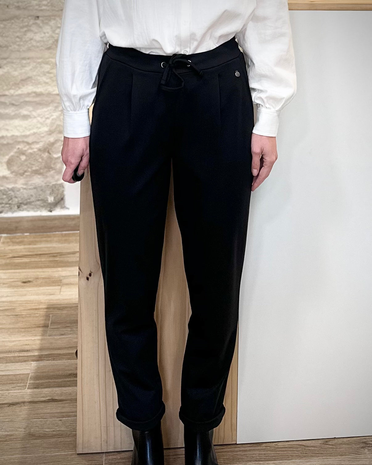 Pantalon femme noir coupe regular vu de face