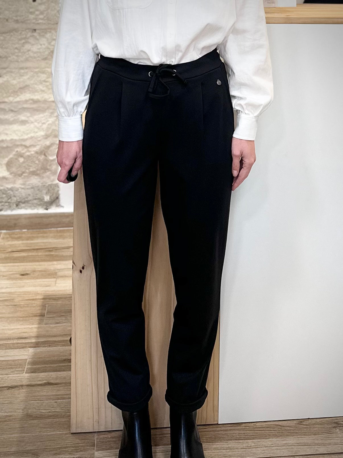 Pantalon femme noir coupe regular vu de face
