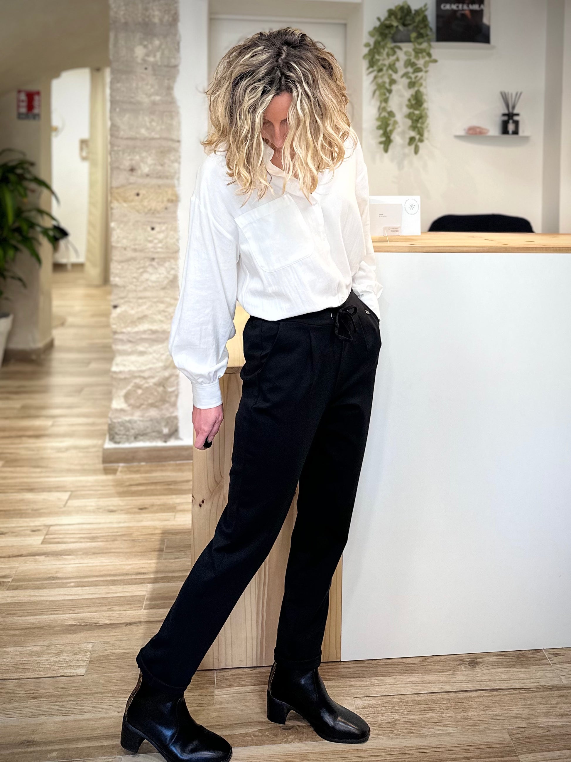 Pantalon noir coupe regular porté debout