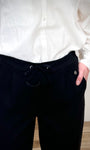 Cordon ajustable noir sur pantalon femme