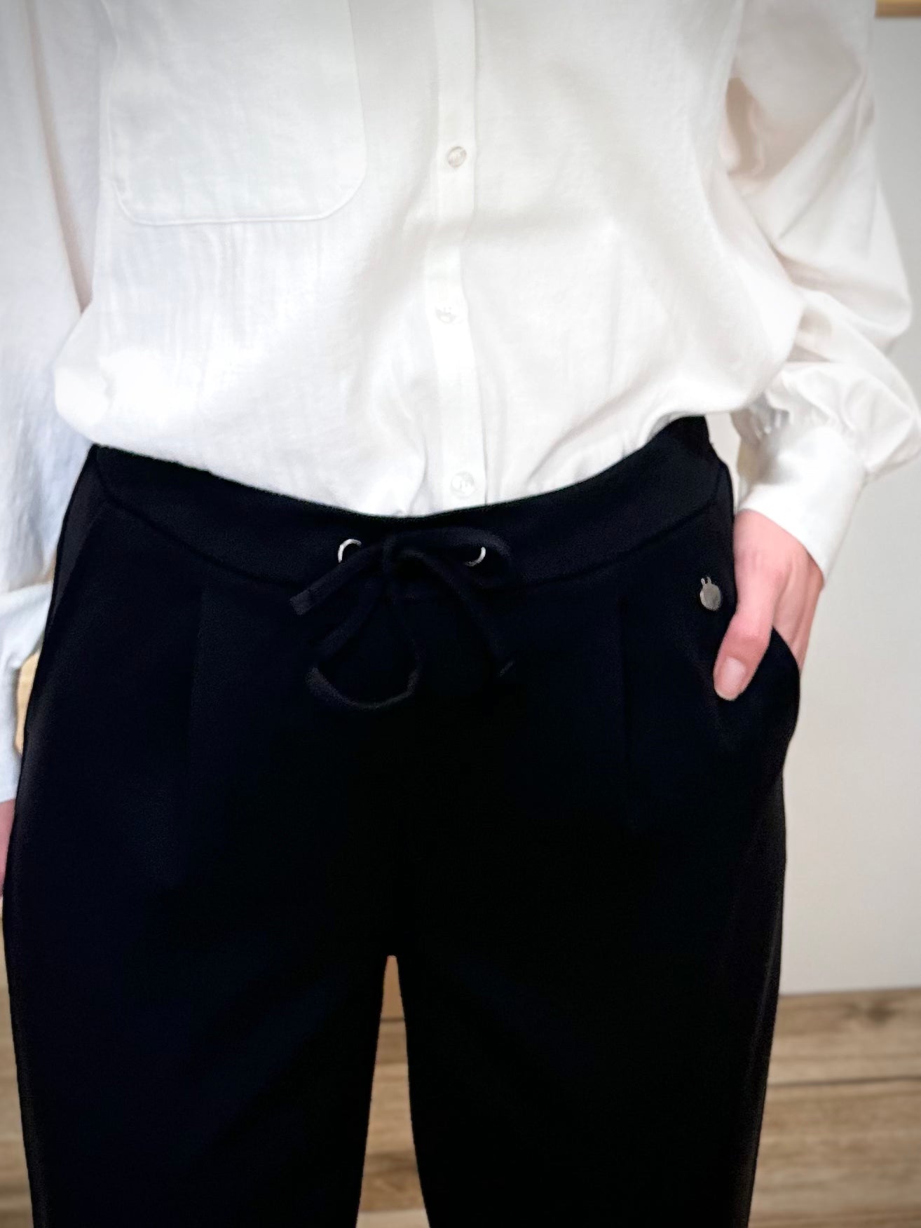 Cordon ajustable noir sur pantalon femme