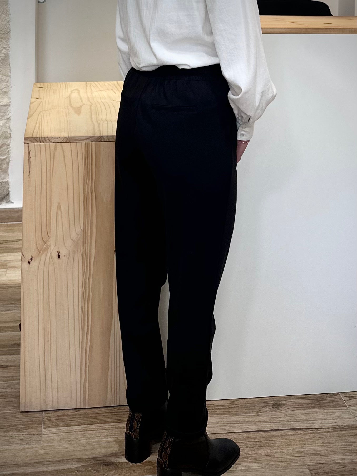 Jambe fuselée d’un pantalon noir pour femme