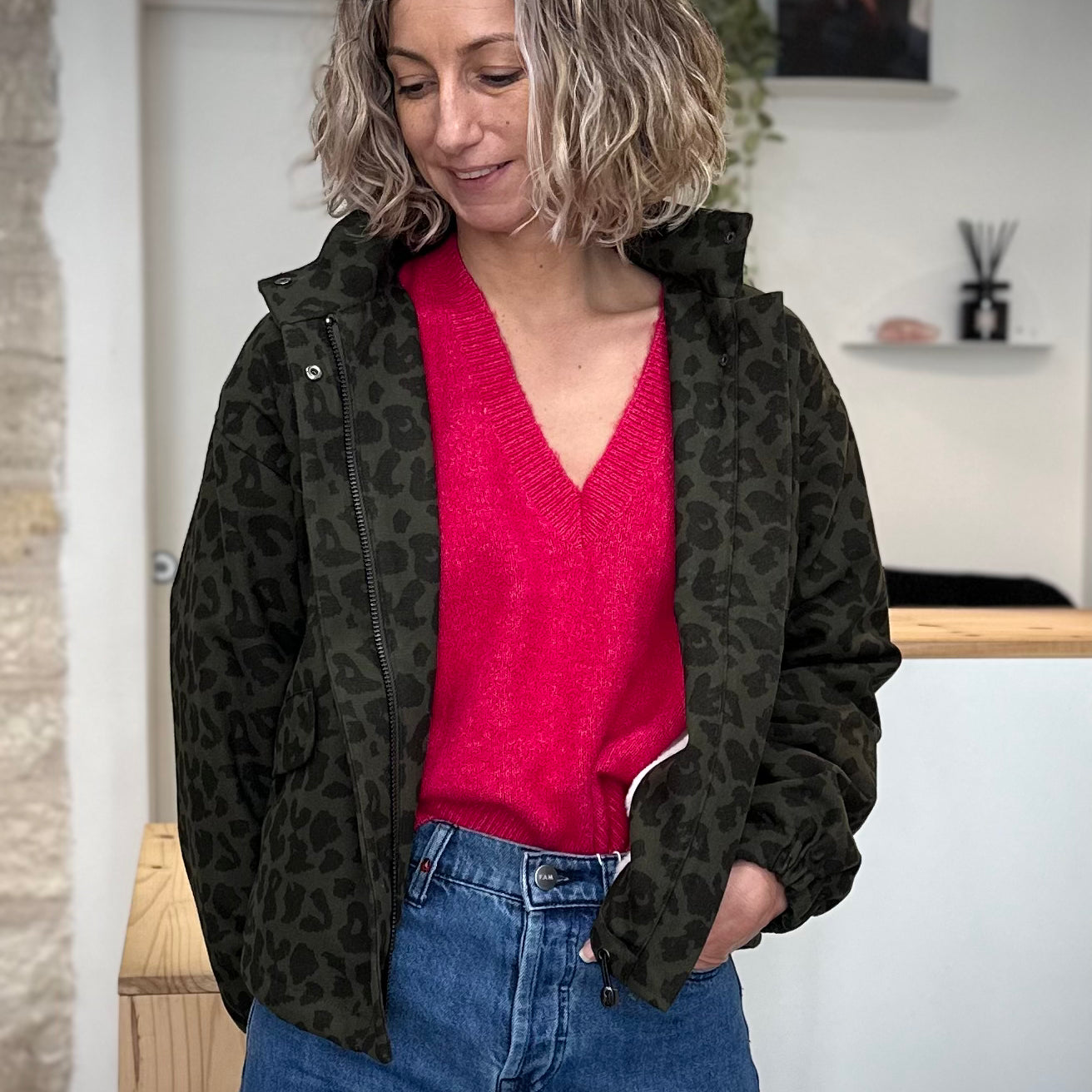 Femme portant une parka courte léopard kaki doublée fausse fourrure