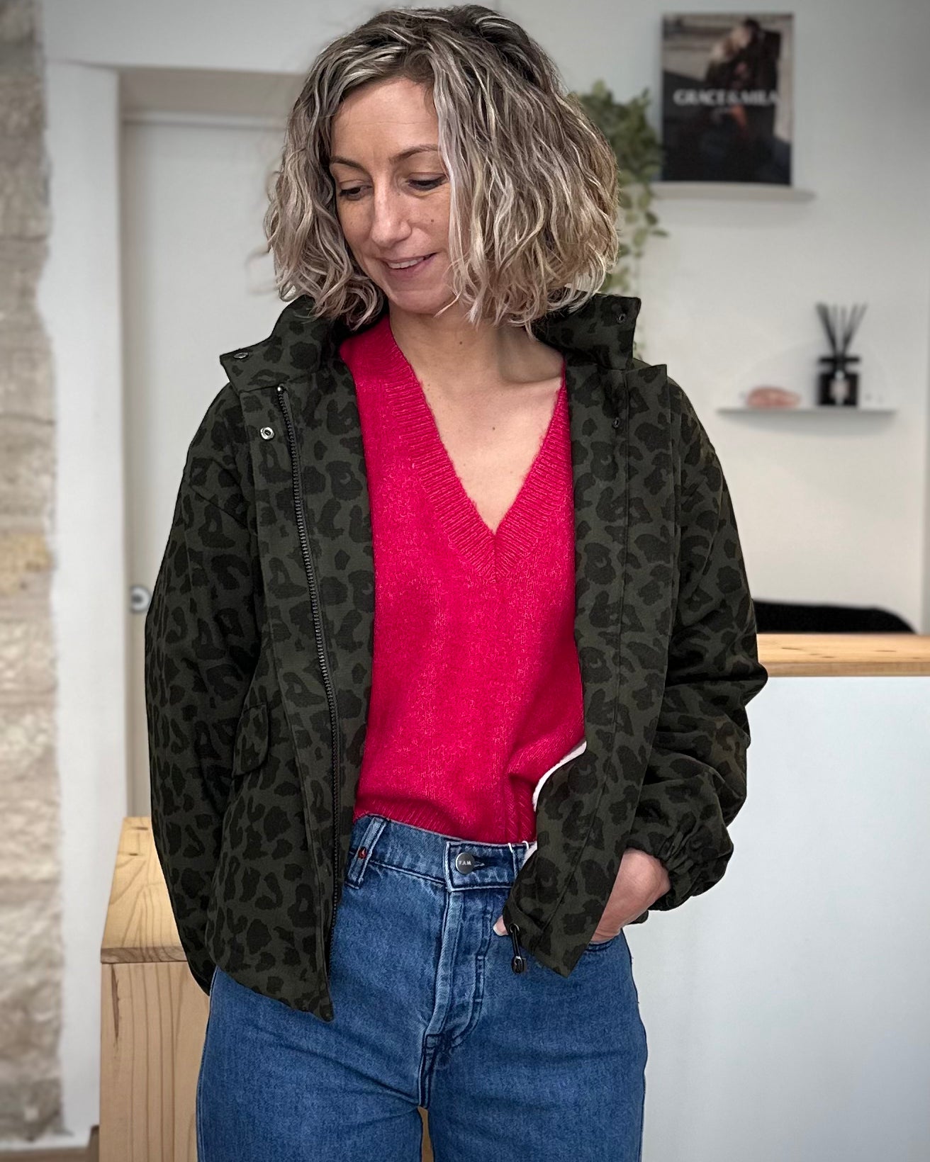 Femme portant une parka courte léopard kaki doublée fausse fourrure