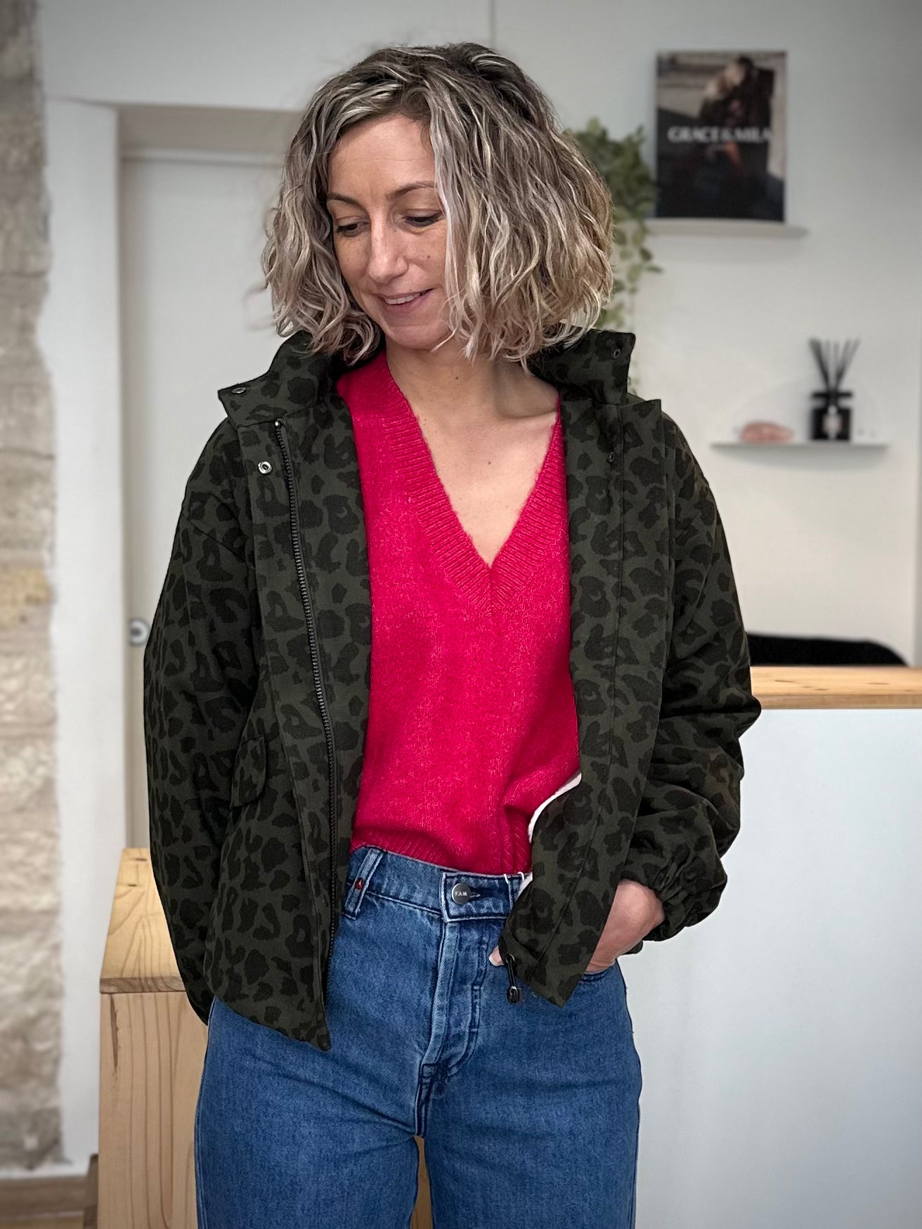 Femme portant une parka courte léopard kaki doublée fausse fourrure