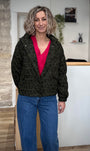 Parka femme ouverte sur pull rose