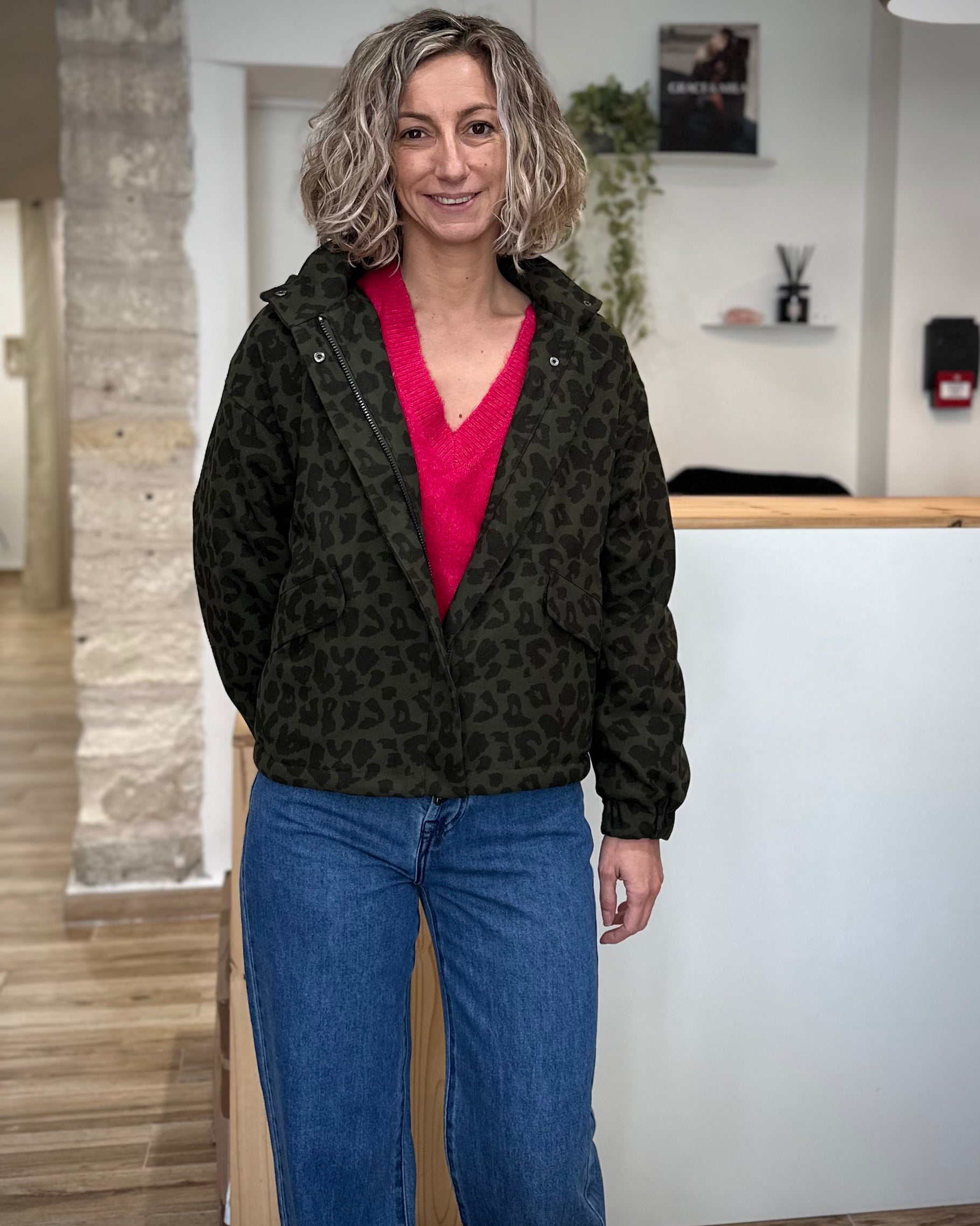 Parka femme ouverte sur pull rose
