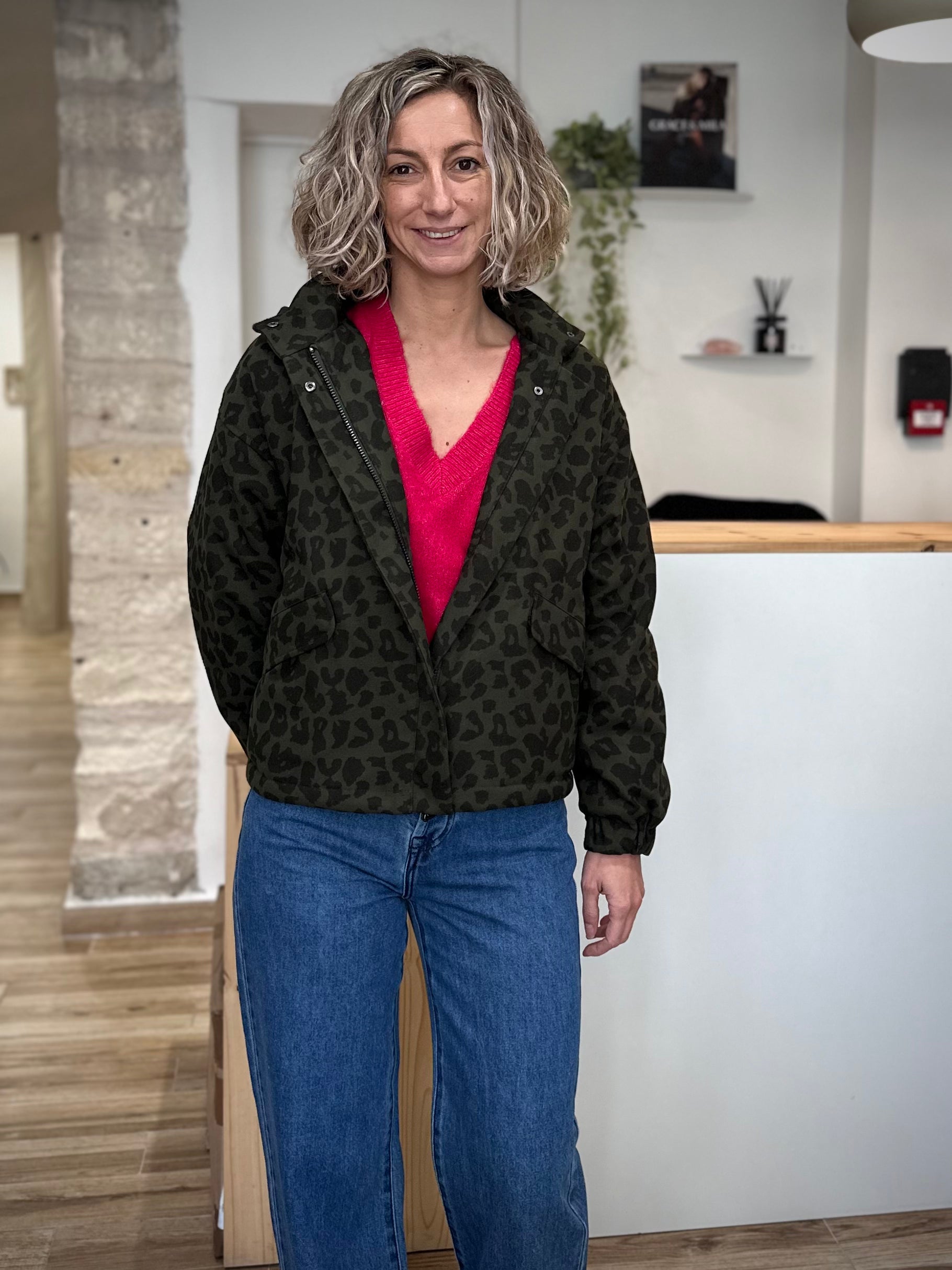Parka femme ouverte sur pull rose