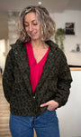 Parka courte chic sur tenue d’automne