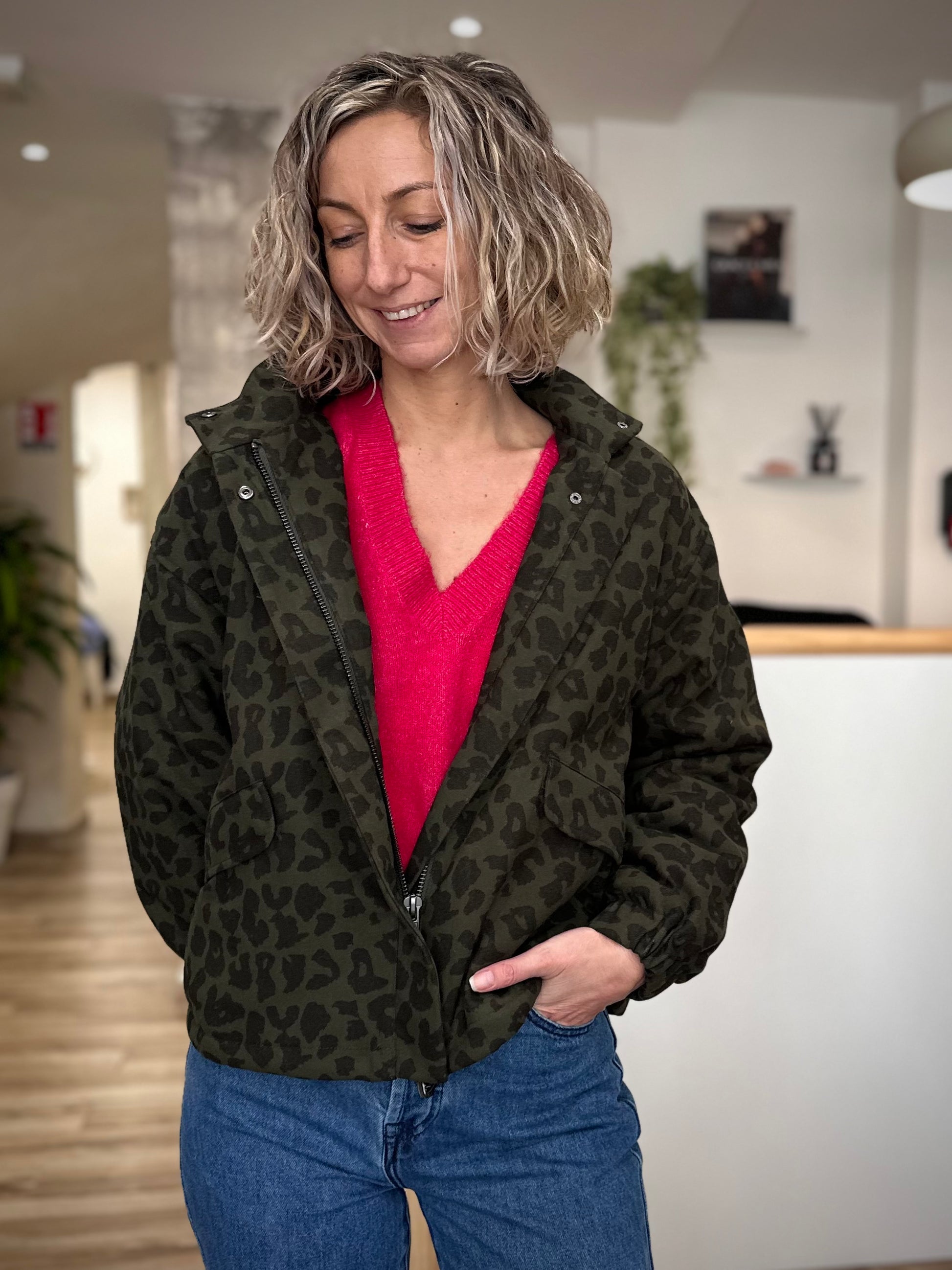 Parka courte chic sur tenue d’automne