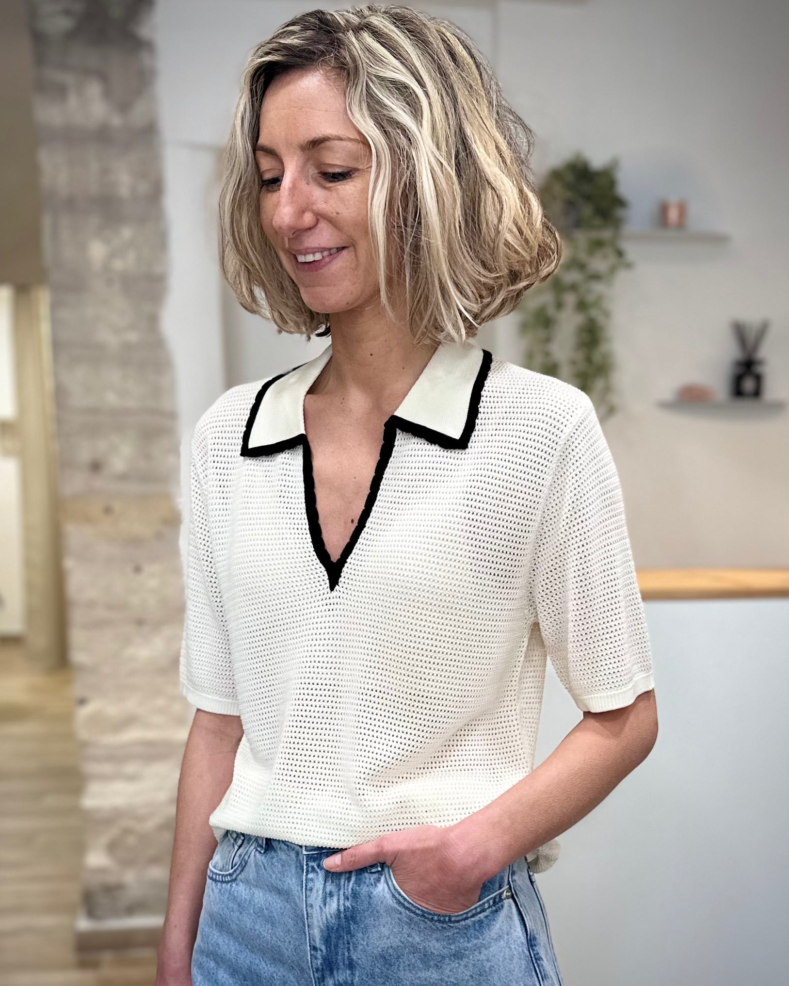 Polo femme col V casual chic ivoire 
