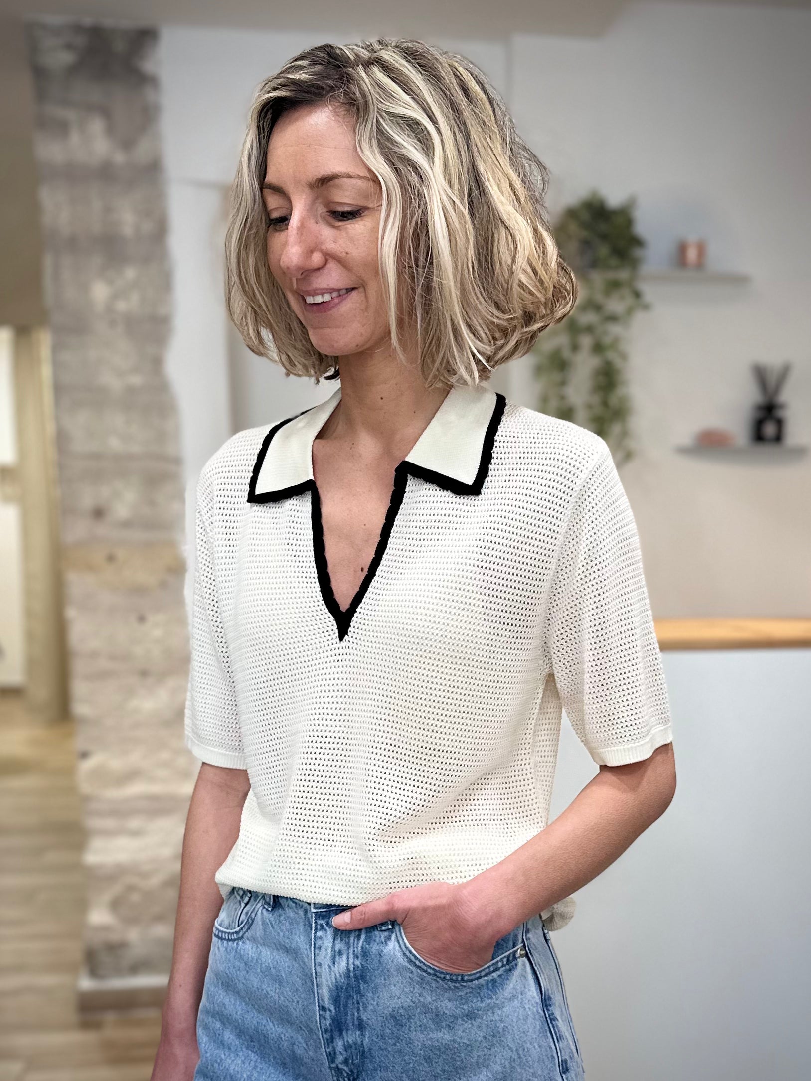 Polo femme col V casual chic ivoire 