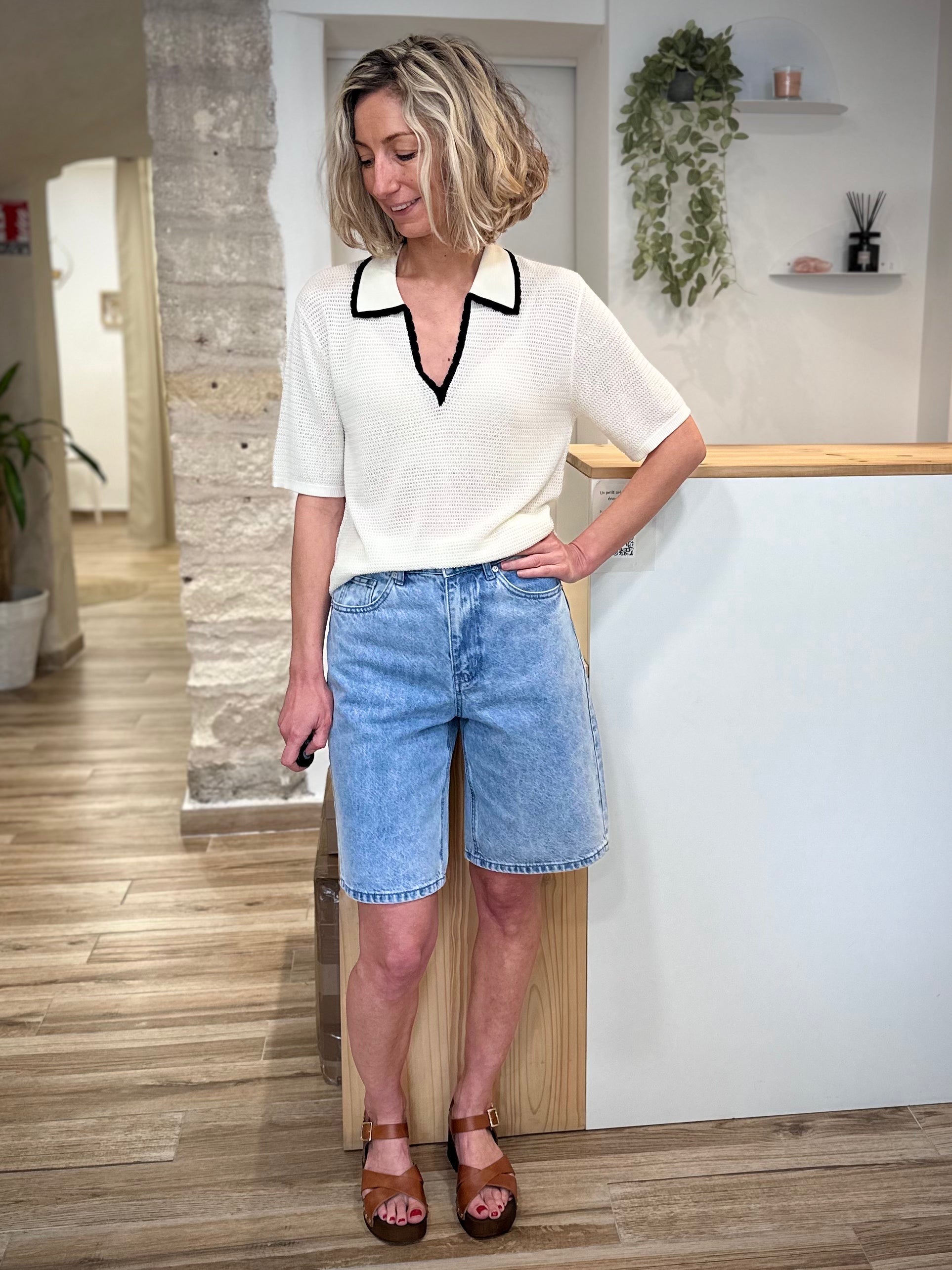 Look estival avec polo ivoire chic femme 